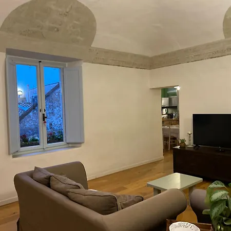 Apartment Frescos House *